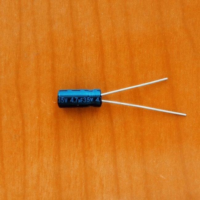 4.7mkF 35v 105C Jamicon TK
