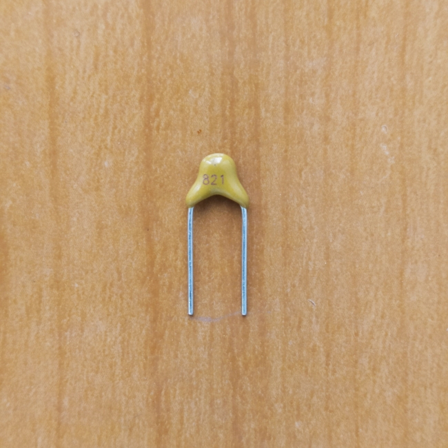 CAP 820pF 50V 5% (821) (NP0)
