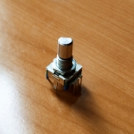 Энкодер 11.7 х 12mm, ручка мет. под спил D=6mm L=15mm (дискр.=20) с кнопкой  R20.