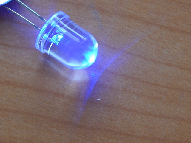 Светодиод 10mm синий 700mcd 30* 3-3.2V FYL-10003UBC (2063)