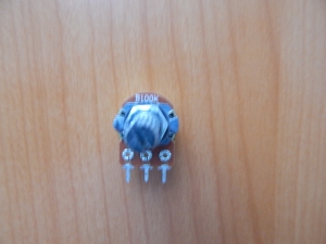 Резистор переменный 3-pin B100K d=16mm L=20mm моно с рифлением (№1)