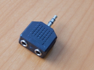 Переходник 3.5mm шт. стерео - 2 x 3.5mm гн. стерео пластик 2-055