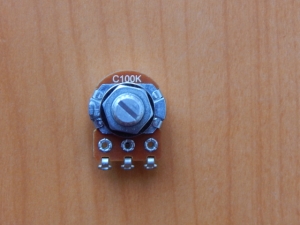Резистор переменный 3-pin C100K d=16mm L=15mm моно с рифлением  RV16AF-10B6-15K-C100K