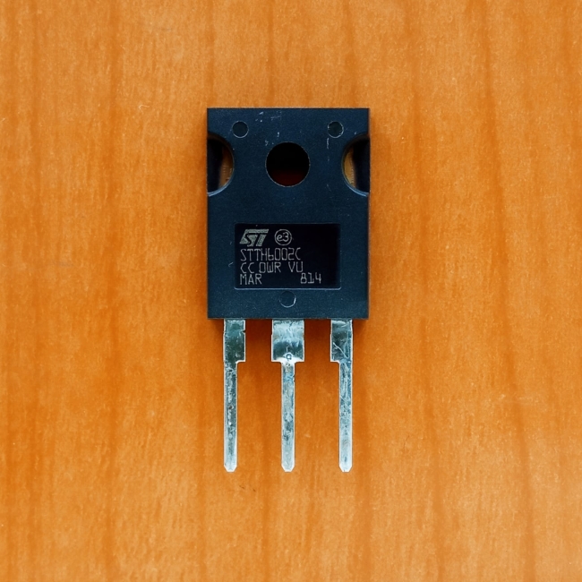 STTH6002CW (200V, 2x30A, 22ns)